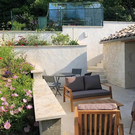 Дом отдыха Newly Converted Barn, Magnificent Vues, Garden And Pool